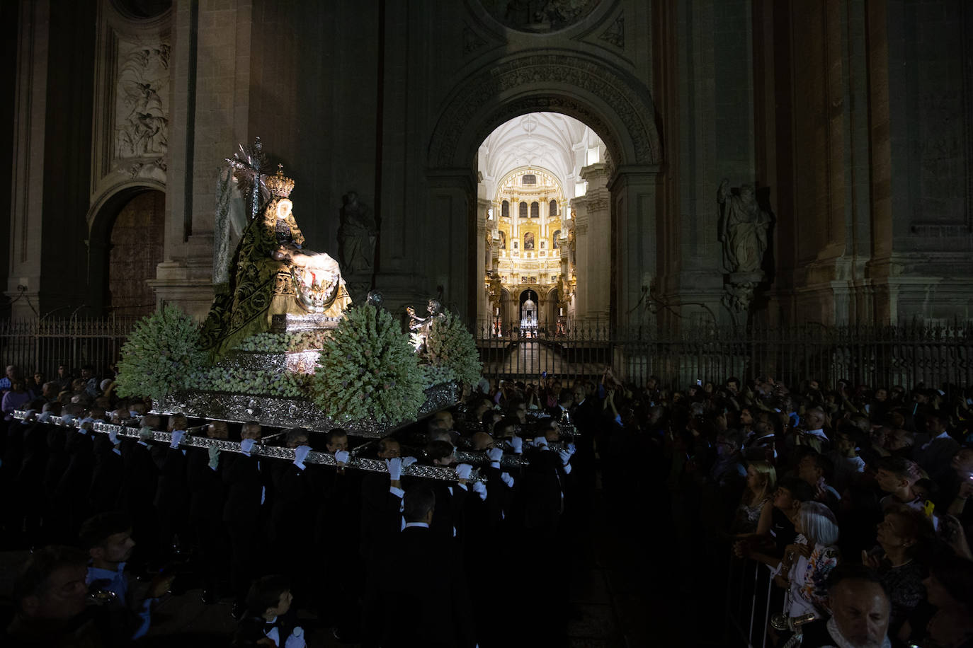 La Virgen de las Angustias frente a la catedral de Granada. 