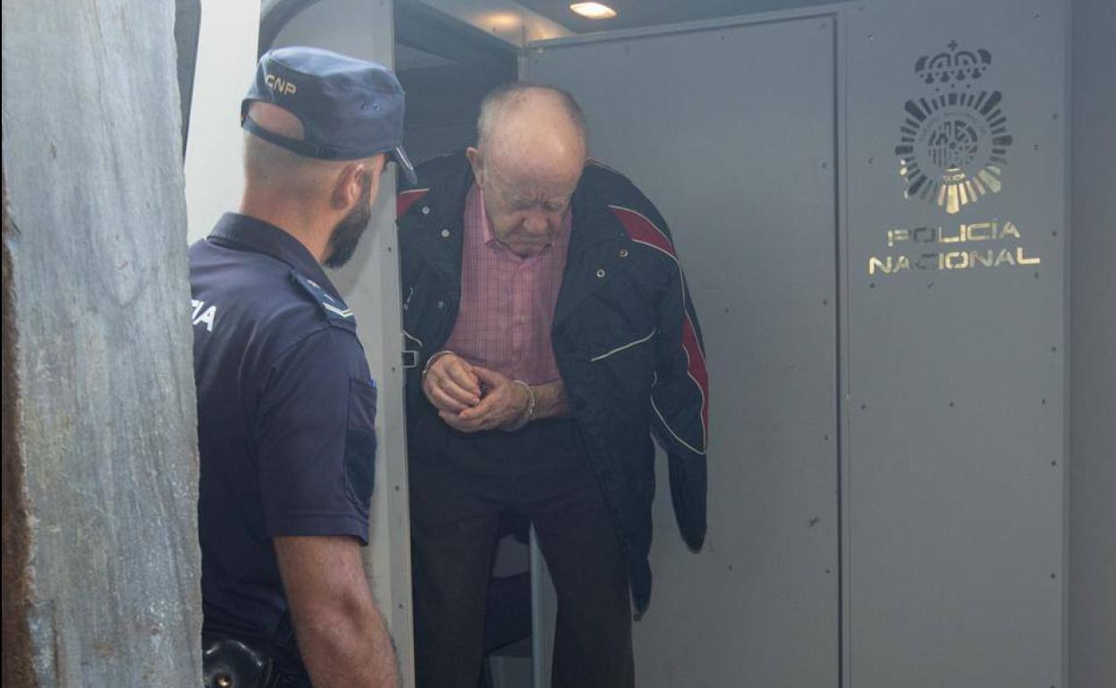 Manuel C. M., esposado, a su llegada a la Audiencia de Granada en un furgón policial. 