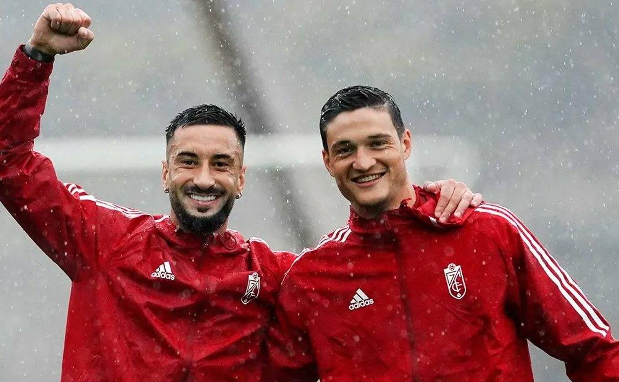 Erick Cabaco y Miguel Rubio, probable pareja titular de centrales ante Las Palmas, bajo la lluvia en el entrenamiento del domingo. 