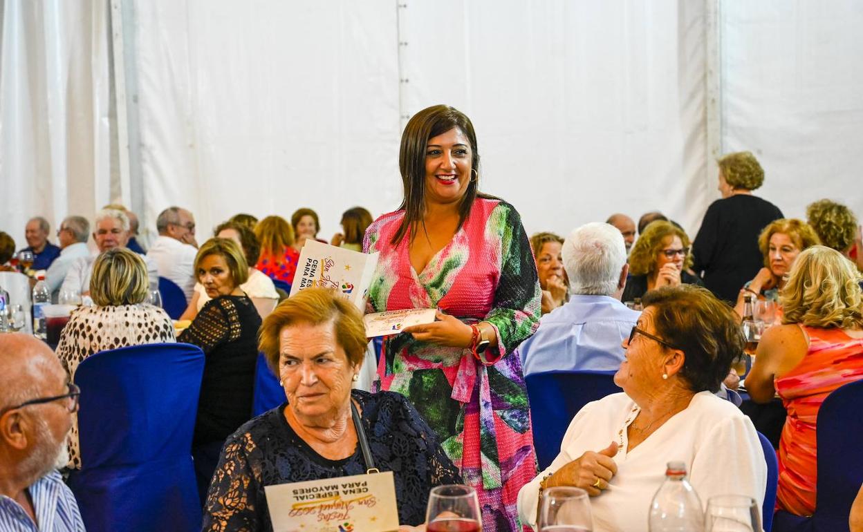 La alcaldesa, Loli Cañavate, reparte los diplomas en la cena de mayores. 