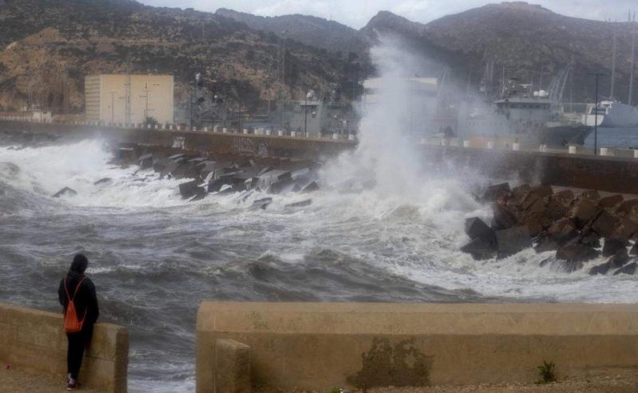 Ell fuerte oleaje hace a la Aemet activar el aviso amarillo en Andalucía