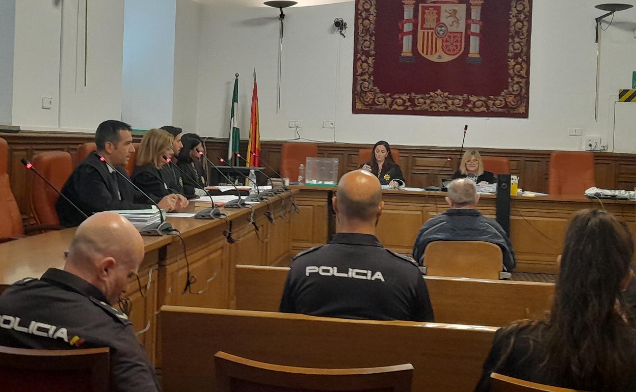 El septuagenario que que degolló a su mujer en 2020, durante el juicio con jurado que se celebra en la Audiencia de Granada. 