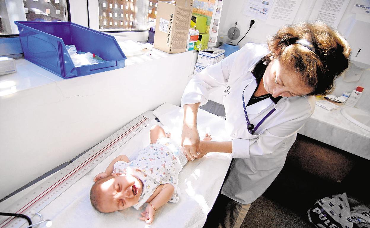 Un bebé recibe atención en una consulta de pediatría