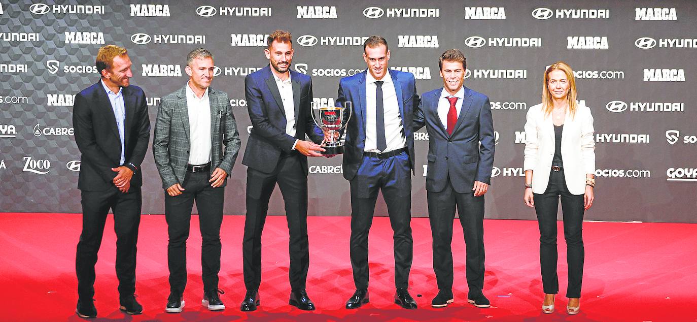 Stuani (Girona) y Fernando (UDA) sujetan el trofeo entregado por Marca, junto a Rubi (derecha) y otros premiados de la pasada Liga SmartBank.