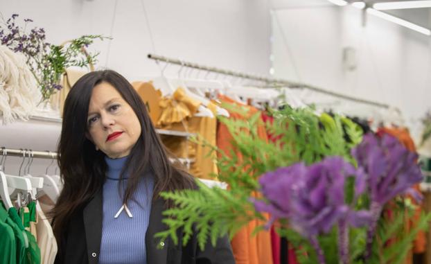 Pilar Dalbat, en su taller situado en el centro de Granada. 