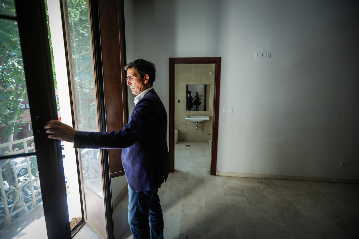 Imagen secundaria 2 - Visita del alcalde al antiguo hospital ofrecido como sede. 