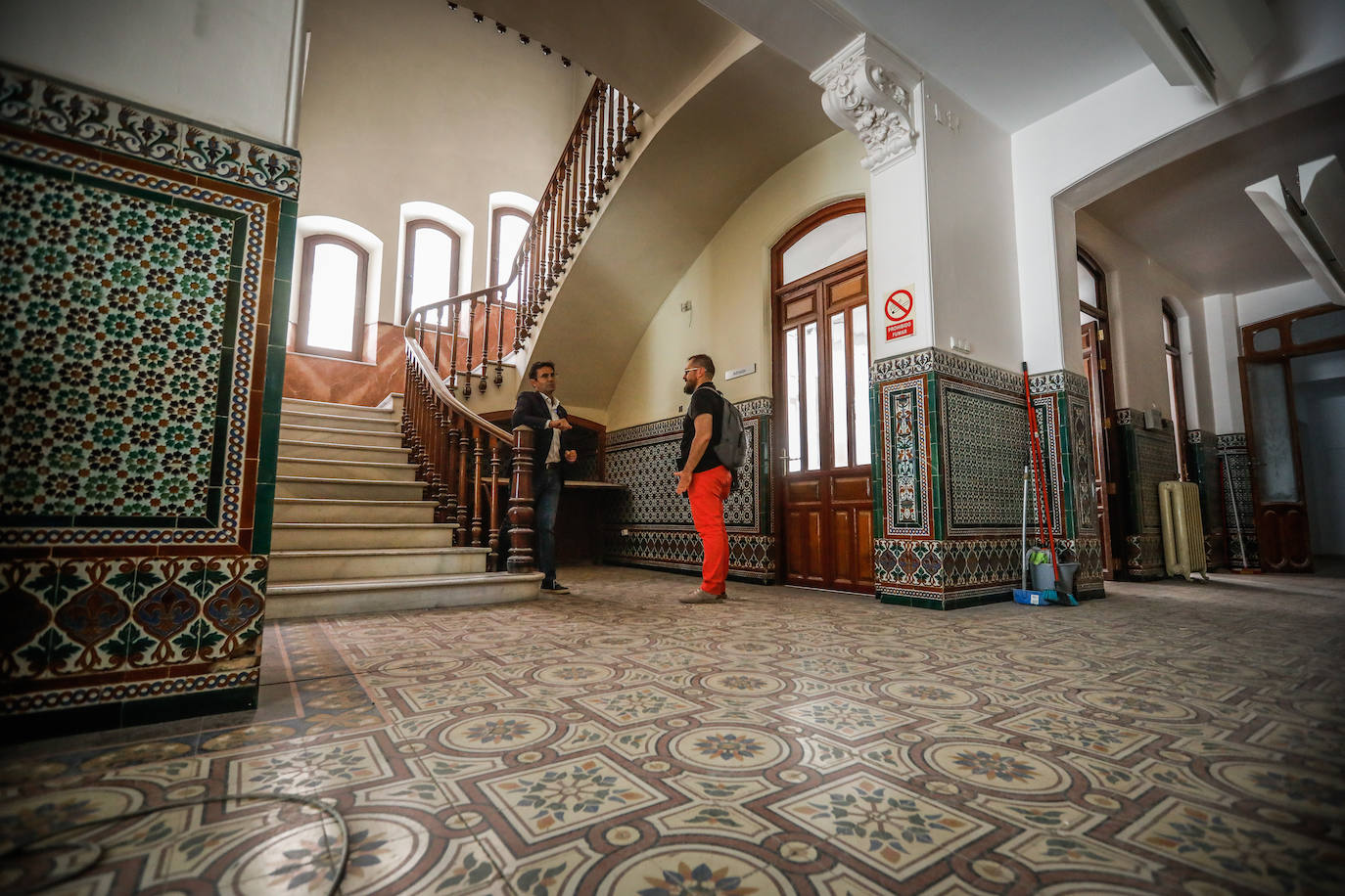 Imagen principal - Visita del alcalde al antiguo hospital ofrecido como sede. 