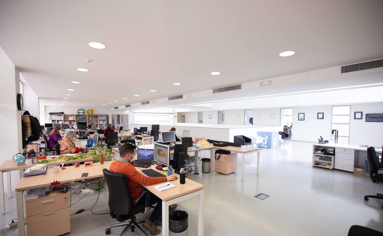 Trabajadores en el edificio sede de aIMPULSA.