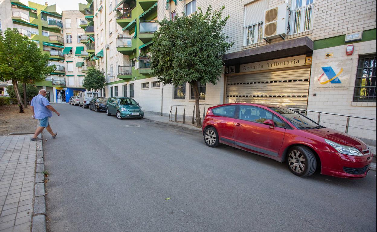 La antigua sede de la Agencia Tributaria de plaza Parque Norte con su persiana bajada. 