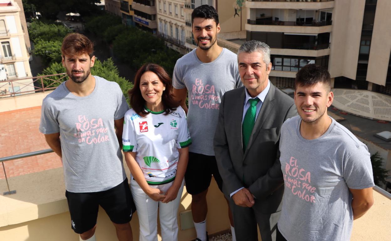 Los tres capitanes de Unicaja Costa de Almería con Magdalena Cantero y Antonio Rodríguez posan con las camisetas y lema de la lucha