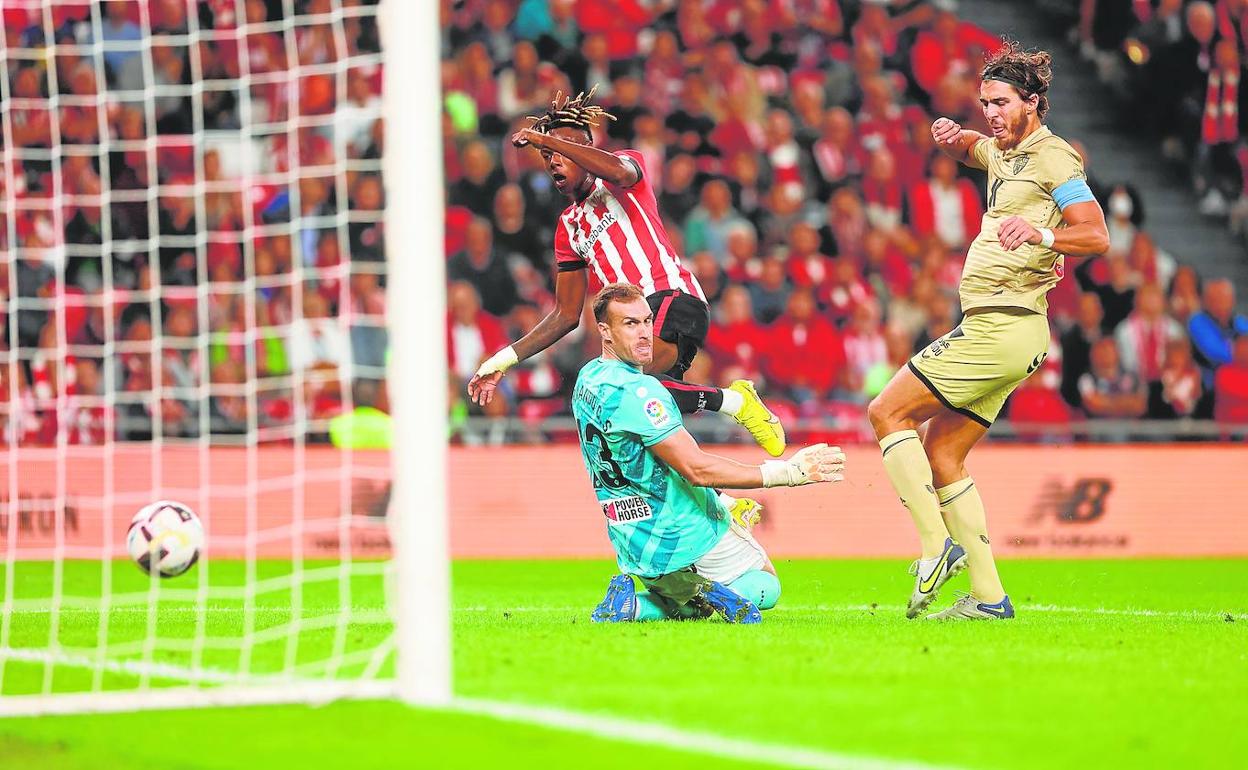Fernando y Babic observan cómo el balón, lanzado por Nico Williams, entra en la portería rojiblanca por tercera vez en el partido.