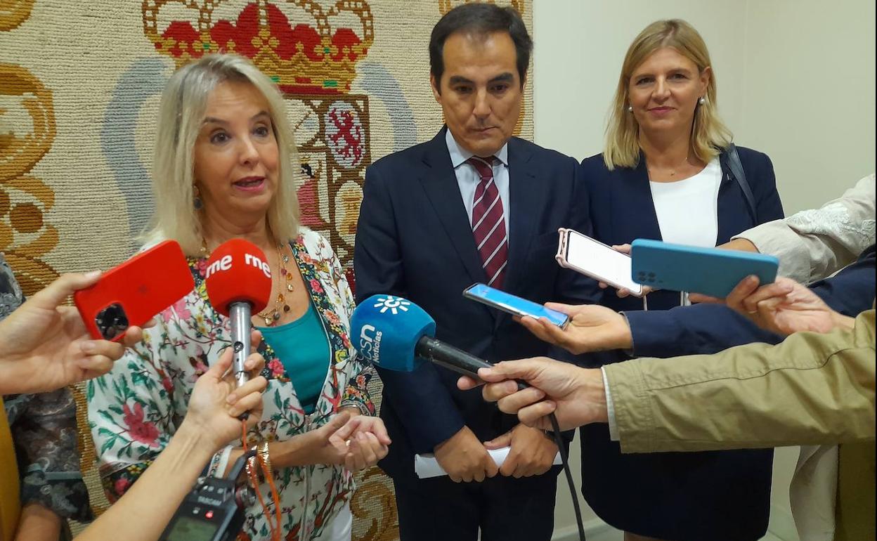 La fiscal superior de Andalucía atiende a la prensa junto al consejero de Justicia de la Junta y la delegada provincial del ramo. 