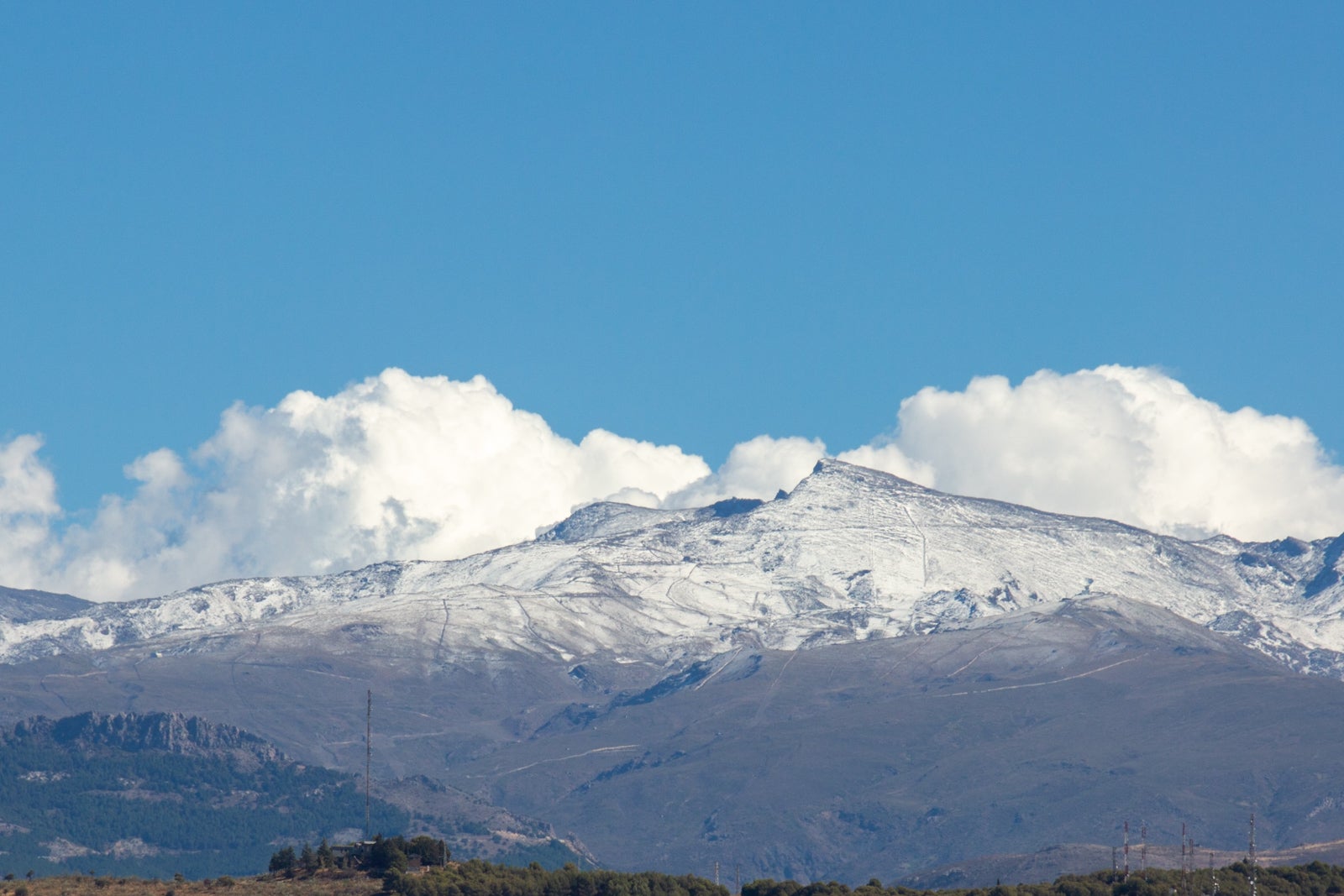 La nieve caída en Sierra Nevada vista desde la capital y desde la estación de esquí