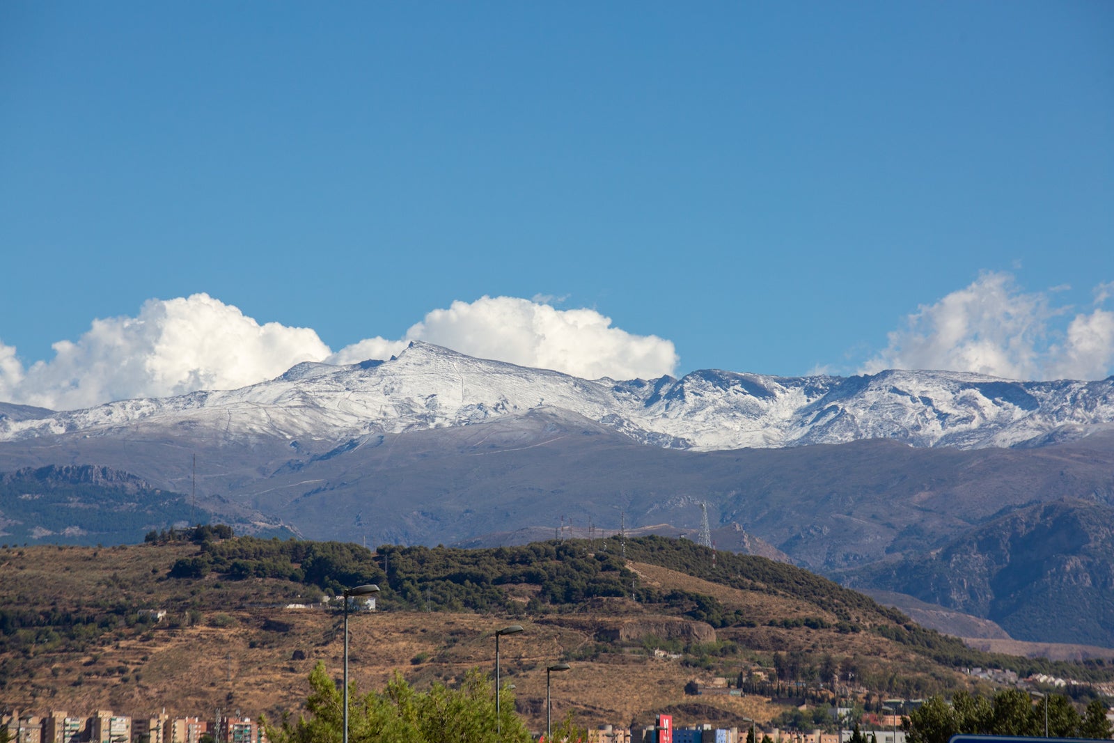 La nieve caída en Sierra Nevada vista desde la capital y desde la estación de esquí