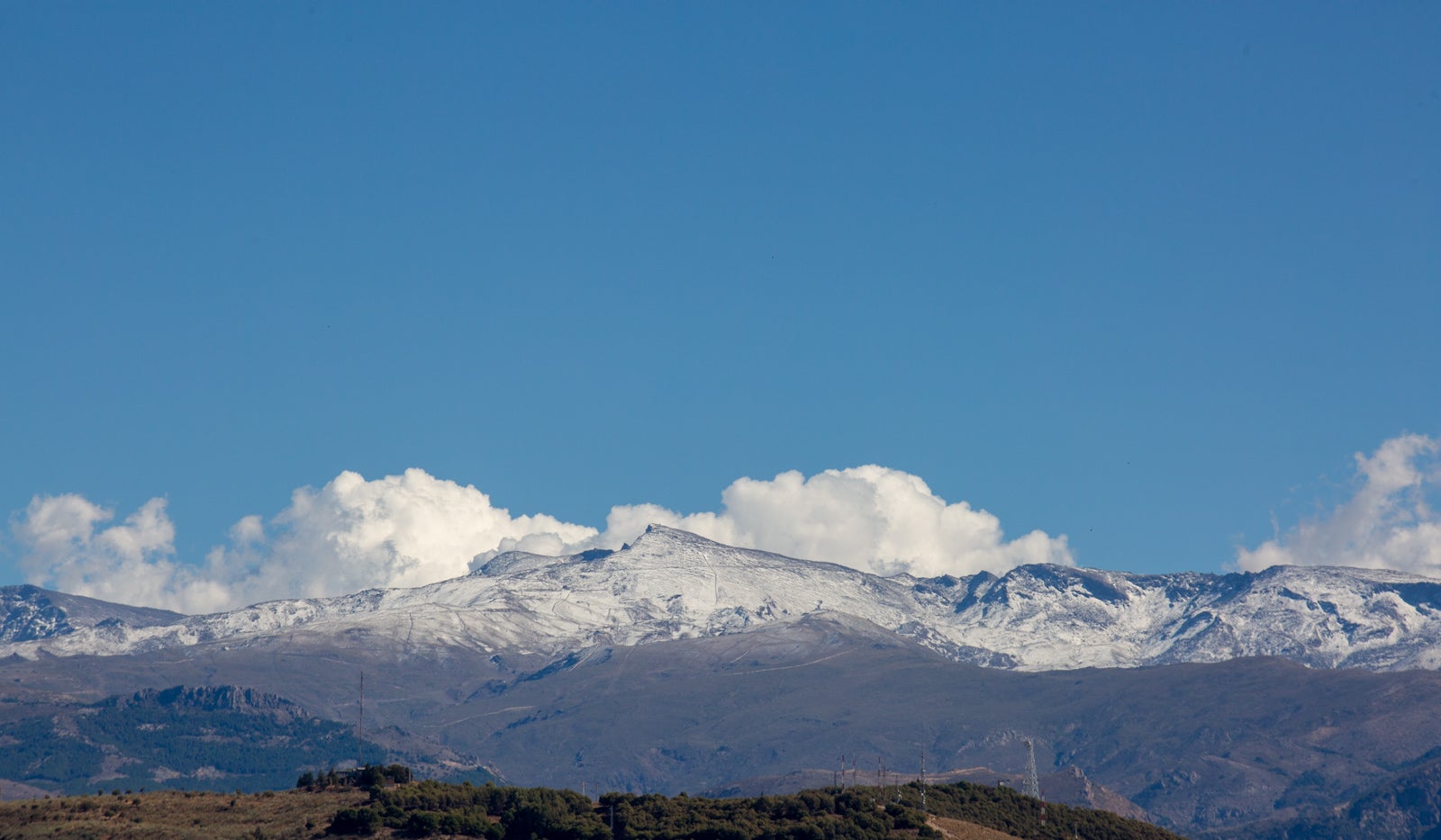 La nieve caída en Sierra Nevada vista desde la capital y desde la estación de esquí