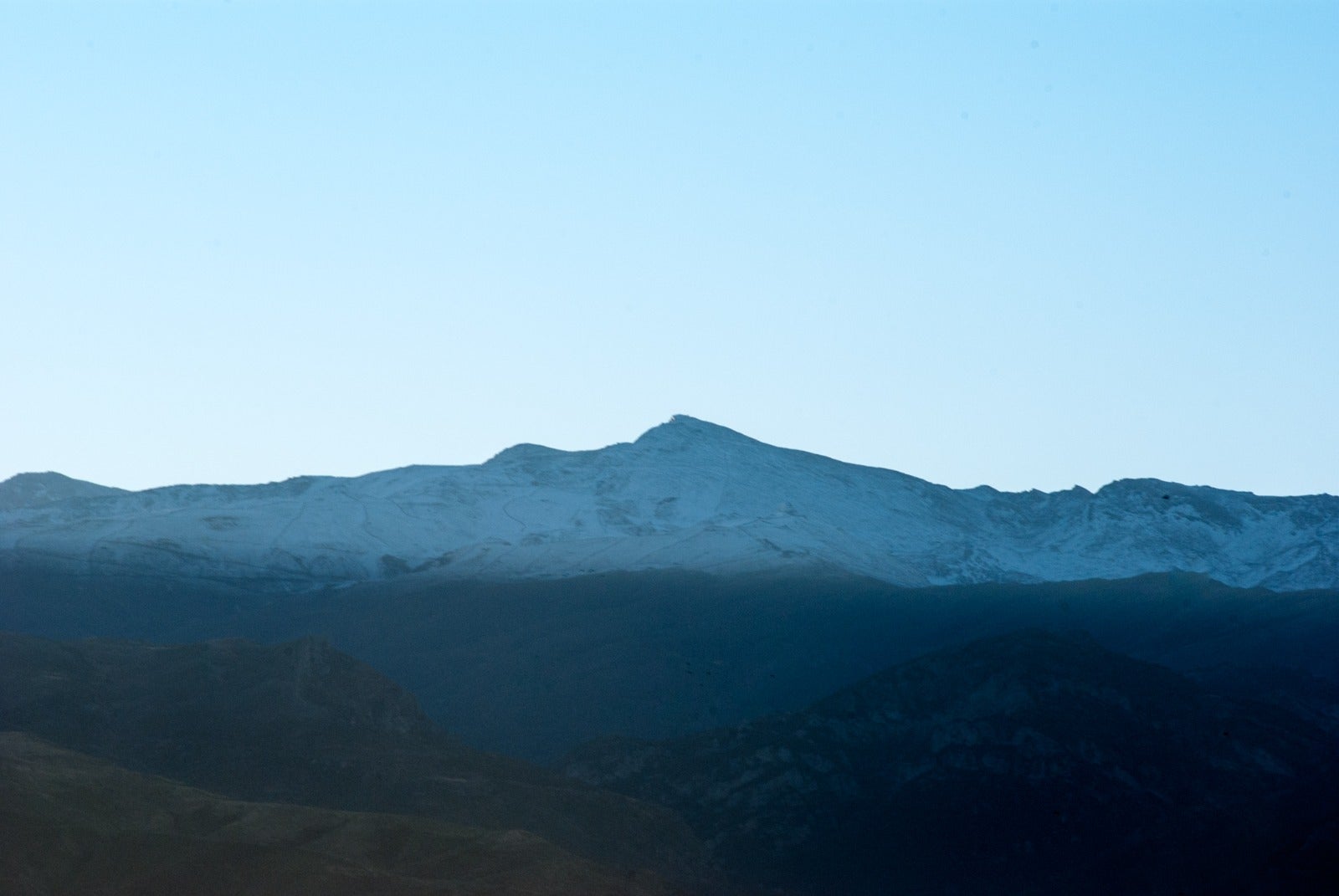 La nieve caída en Sierra Nevada vista desde la capital y desde la estación de esquí