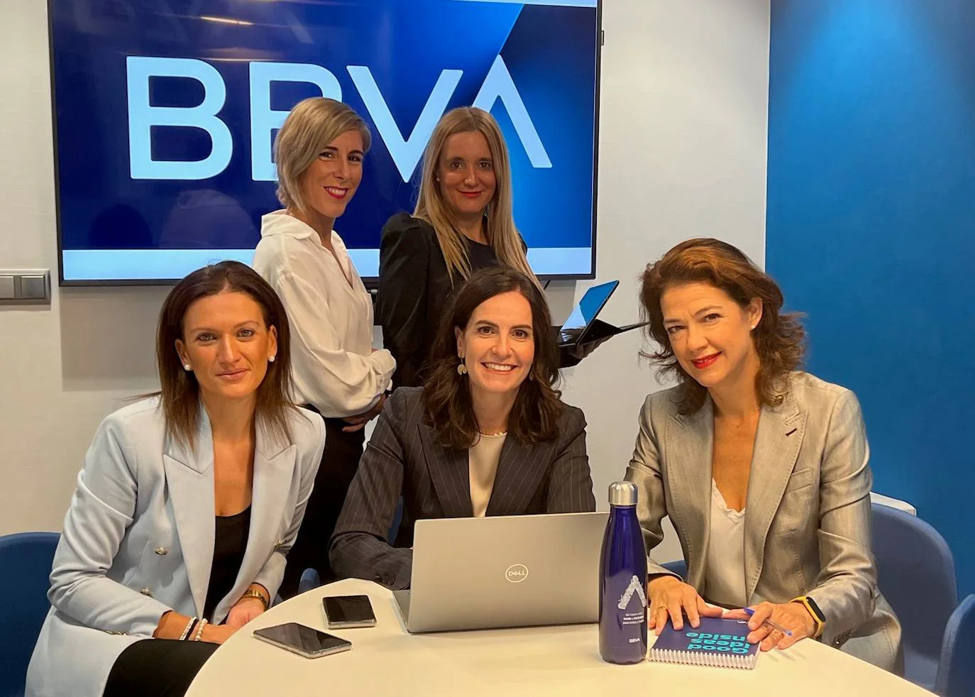 Maria Balboa, Loli Gracia, Pilar Pérez-Cervantes, Amparo Ballesteros, Laura Justo; equipo de Banca Privada Granada Isabel La Católica.