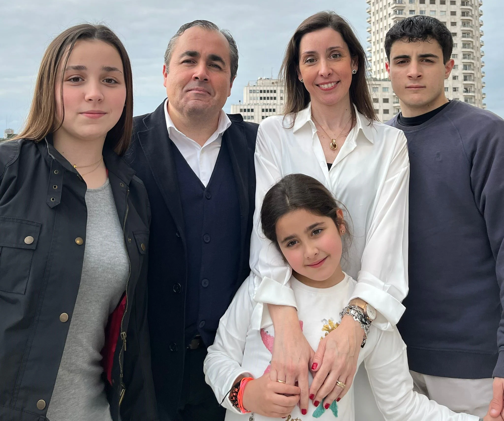 Carlos Sáez, con su familia.