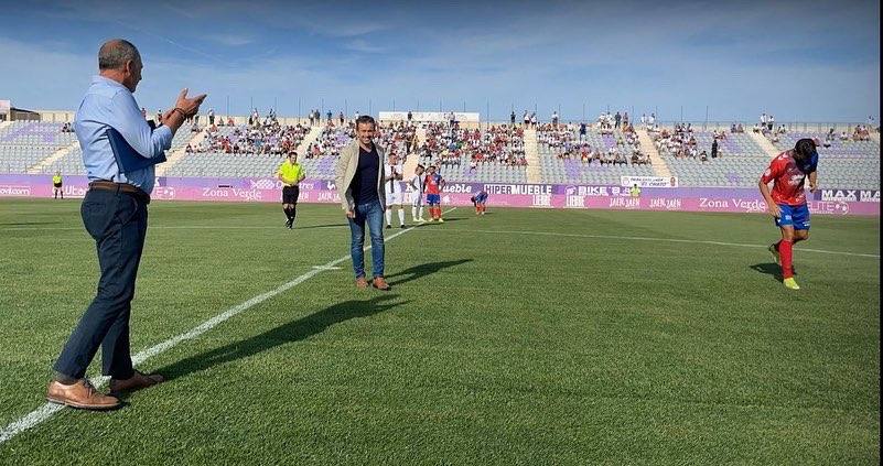 El alcalde, a la derecha, en el estreno de la temporada de la Real Jaén en casa, con el nuevo césped del estadio de La Victoria. 