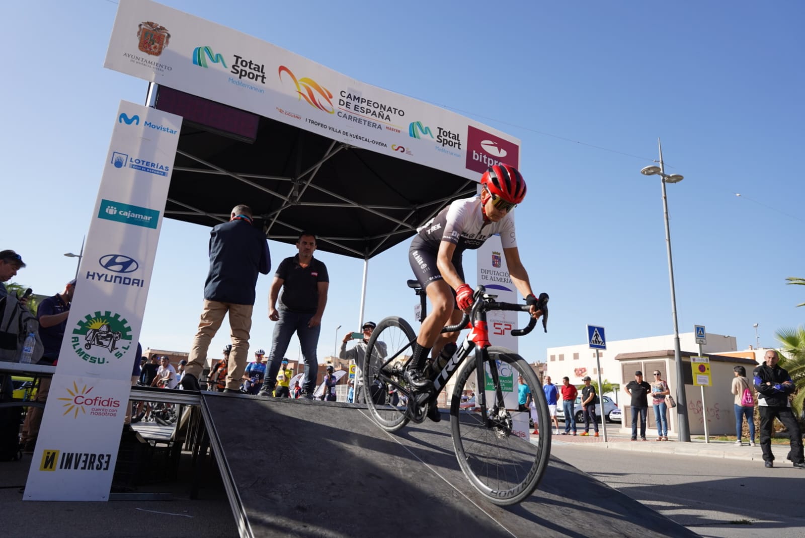 Los ciclistas repitieron el punto de la salida del día anterior, aunque ahora para luchar contra el crono. 