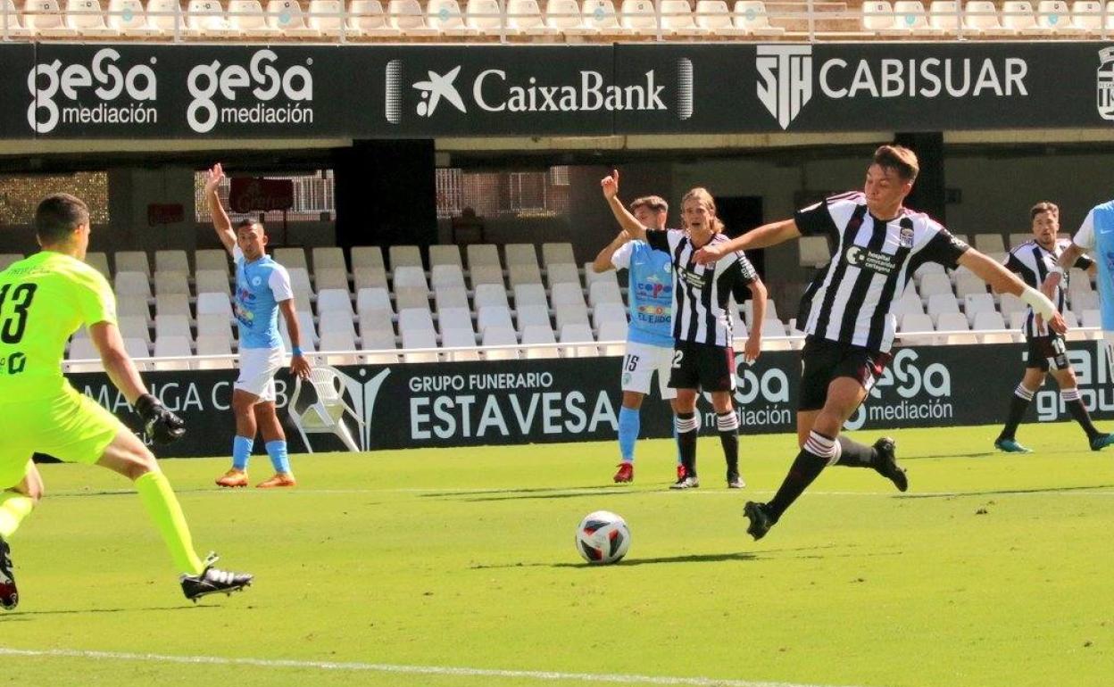 Fred Conte espera la llegada de Teddy para evitar el gol del Cartagena. 
