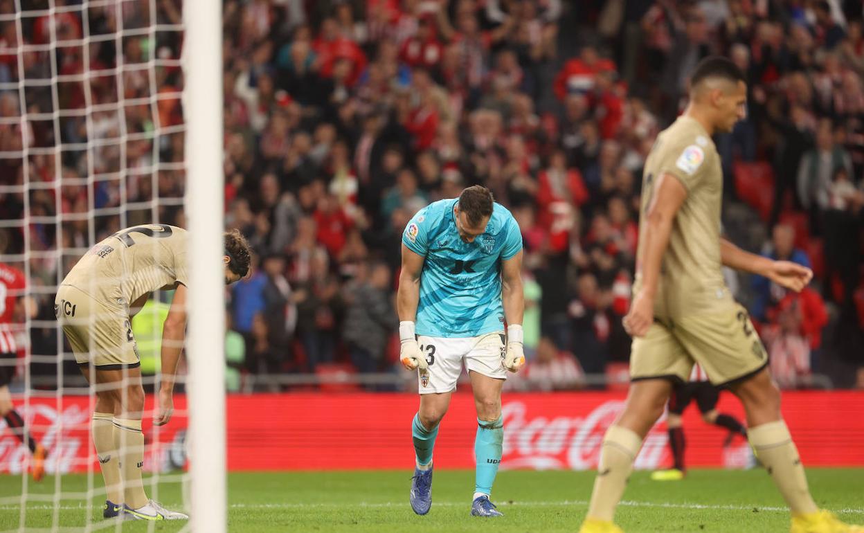 Fernando Martínez lamenta el primer gol del Athletic. 