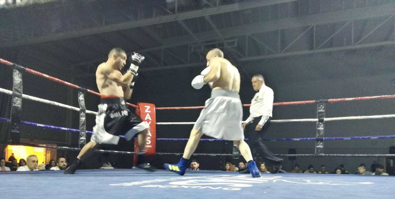 Trandafir (de negro) trata de defenderse ante un ataque de Martos. 