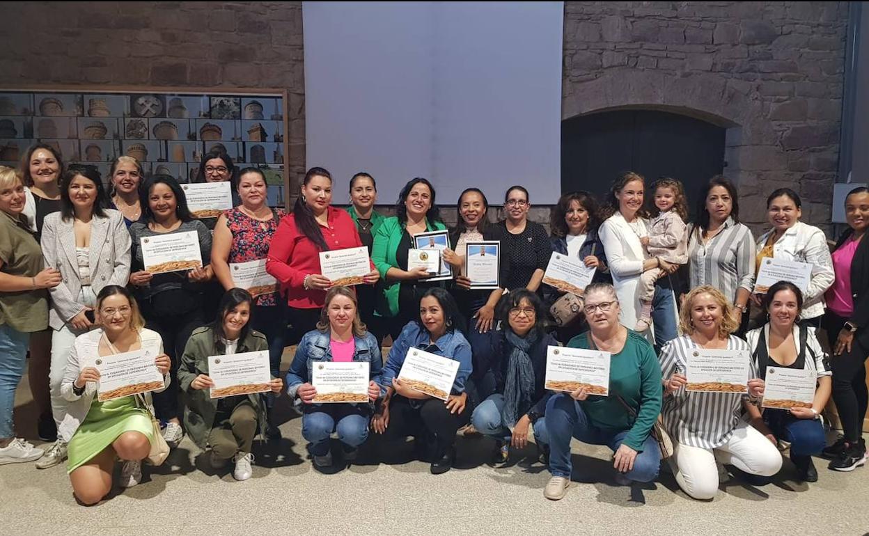 Foto de familia de la clausura del curso de cuidadoras de personas mayores, impulsado por Solidari@s Sport.