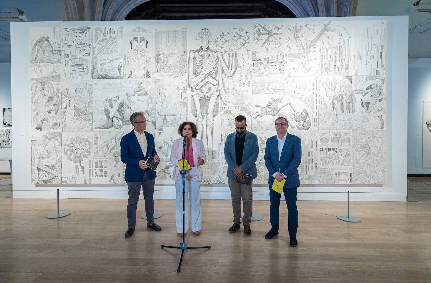 Autoridades, durante la inauguración de la muestra, este lunes. 