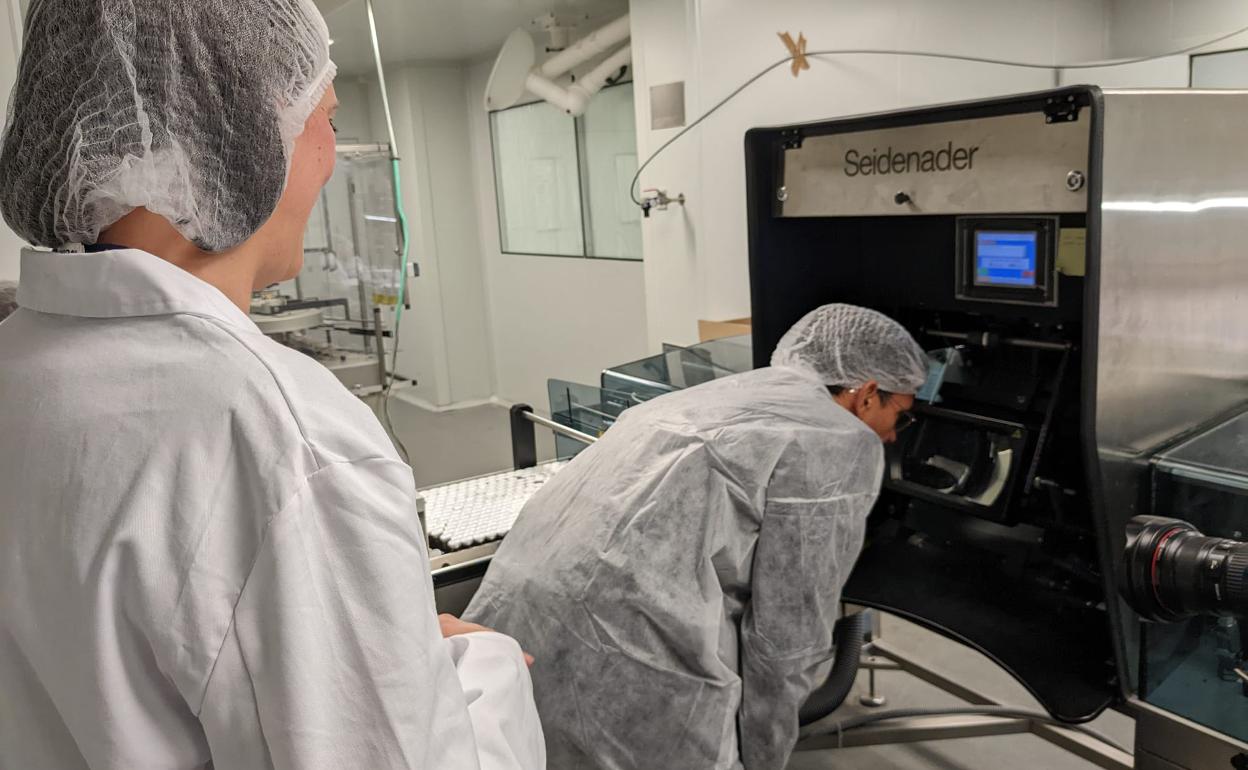 El alcalde inspecciona una de las terminales de Inves Biofarm.