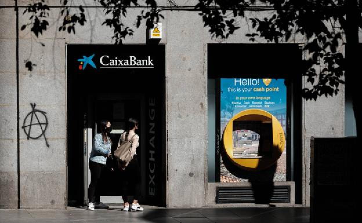 Retirada de efectivo de un cajero de Caixabank.