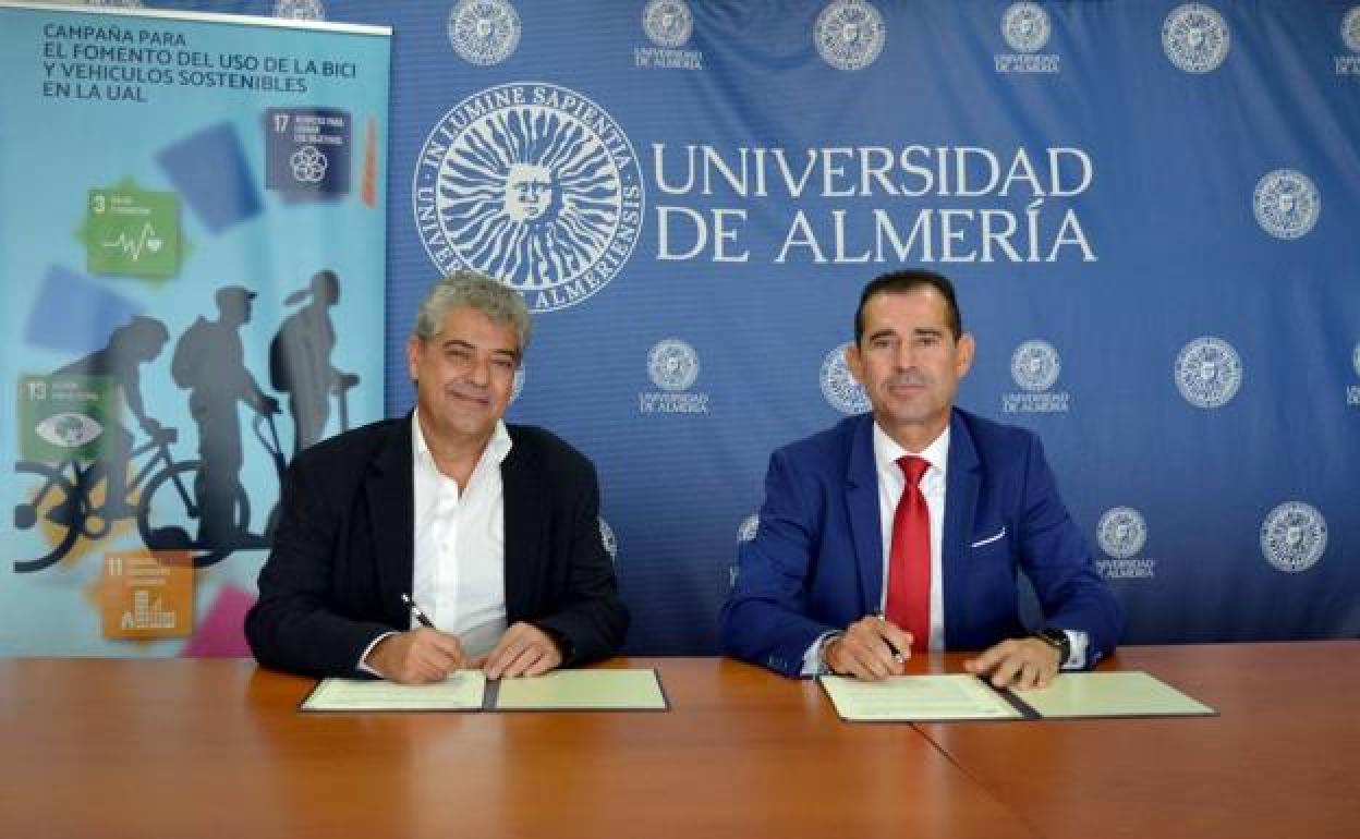 El rector de la UAL, Carmelo Rodríguez, y el subdirector general de Cajamar, Francisco Jesús Vargas. 