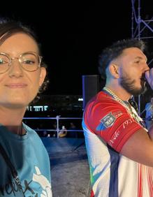 Imagen secundaria 2 - En la primera foto, Paula junto a Omar. En la segunda, todos en el escenario. En la última, Desiree con el artista.