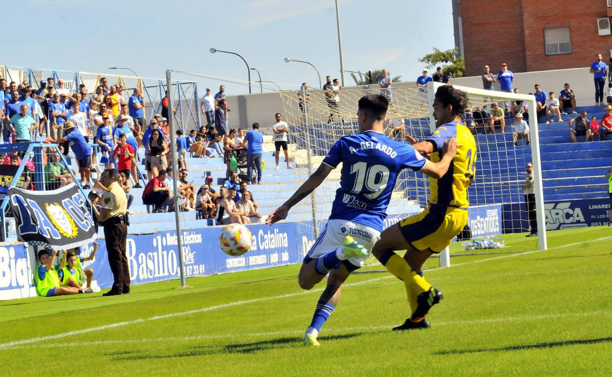 Aitor Gelardo en una acción ofensiva durante el último partido en Linarejos contra el Alcorcón. 