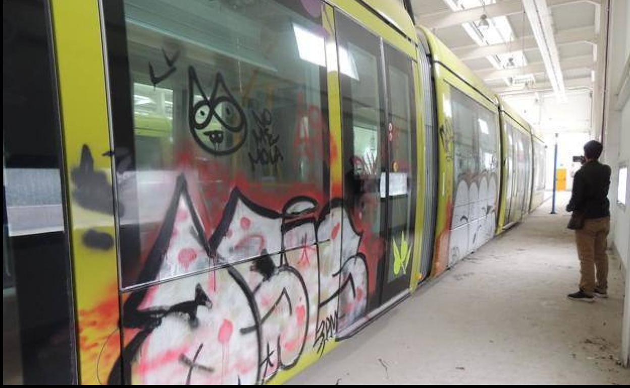 Aspecto que presentan los tranvías de Jaén en las cocheras. 