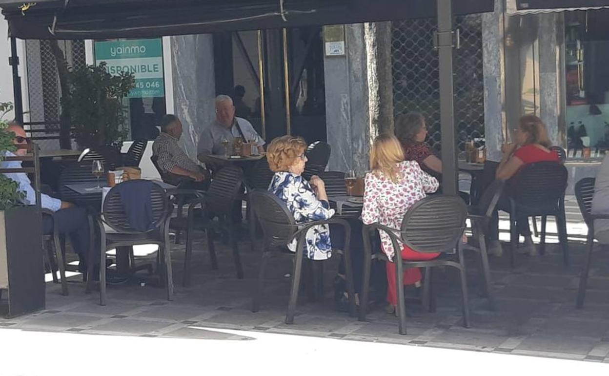 Clientes en la terraza de un restaurante de la capital. 