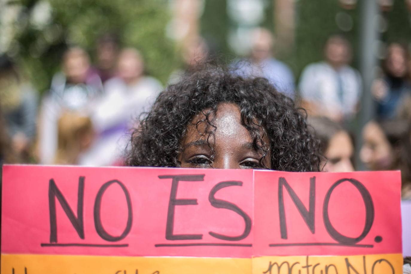 Imagen de archivo en la que una mujer sostiene una pancarta en la que se puede leer 'no es no' durante una manifestación. 