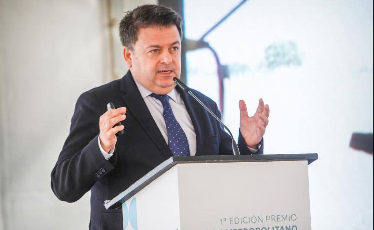 El economista Santiago Carbó pronuncia su conferencia en la entrega de los premios Paque Metropolitano de Escúzar. 