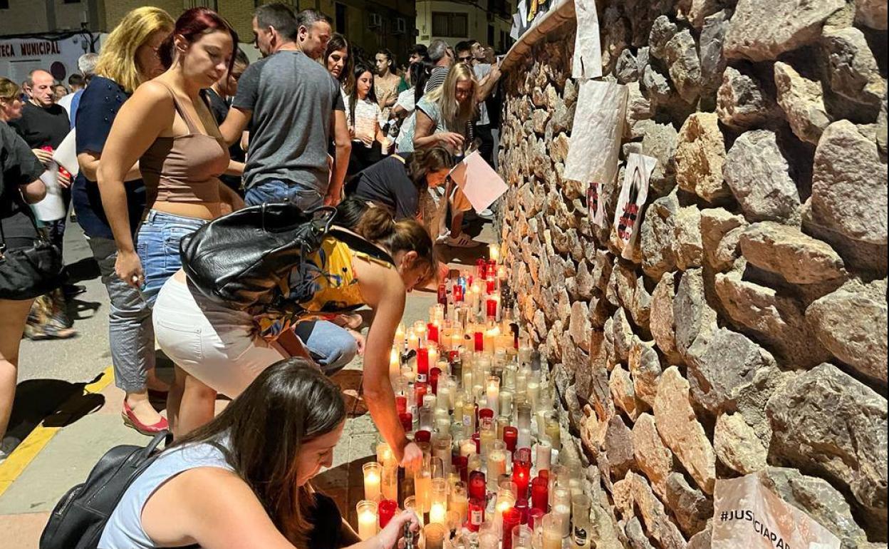 Vecinos colocando velas de recuerdo a Juan tras una de las concentraciones que se están realizando todas las semanas. 