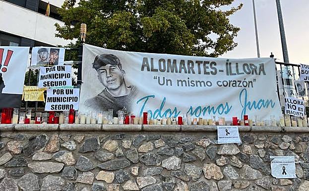 Pancartas y velas recuerdan a Juan a diario en la Avenida de San Rogelio. 