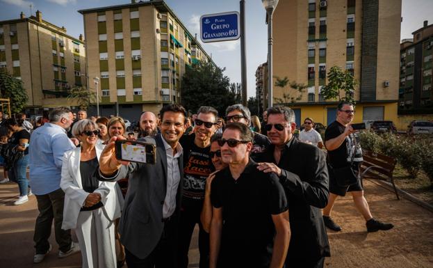 El alcalde, fan de los 091, se hace un selfie con los componentes de la banda junto a la placa de la plaza. 