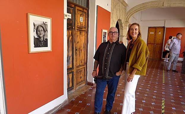 Sonia Pérez-Siquier junto al fotógrafo Jesús García 'Che'. 