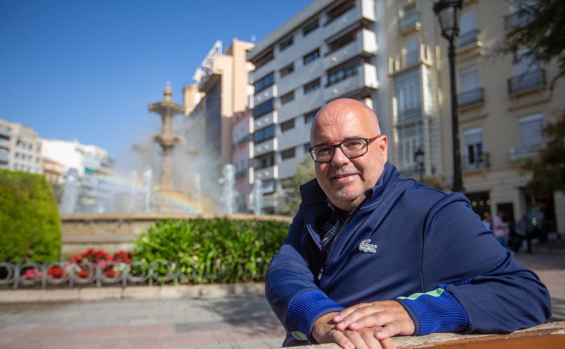 Luis Felipe, presidente colegial, sigue confiando en el Raca como referente del baloncesto femenino en Granada. 