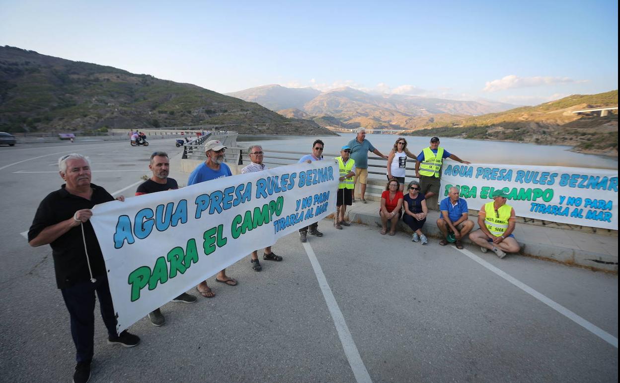 Protesta junto al embalse de Rules para exigir las conducciones.