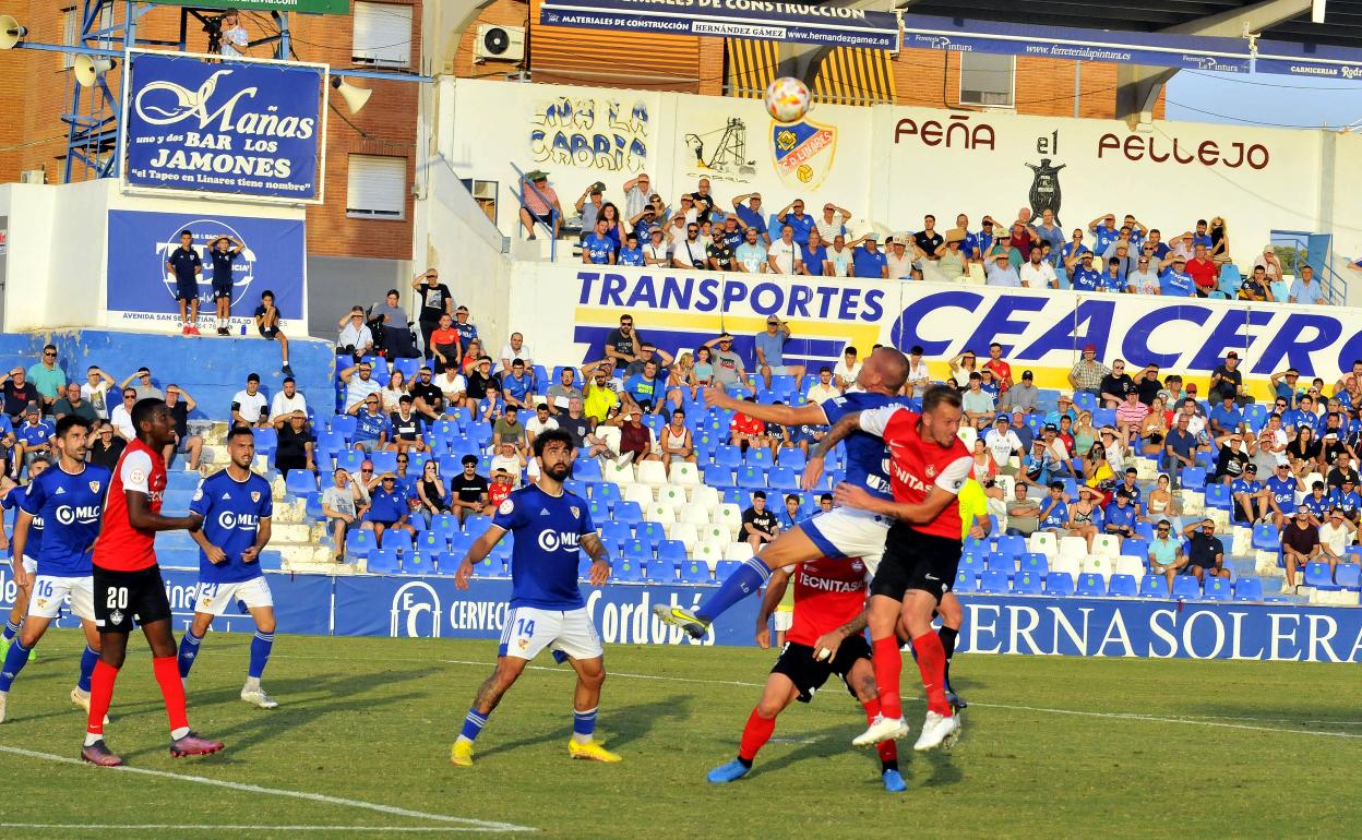 Samu Corral, observando el balón, vuelve al equipo tras superar una lesión. 