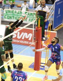 Imagen secundaria 2 - Arriba, ataque de Marco Ferreira. Abajo a la izquierda, Víctor Rodríguez ante el bloqueo de Postemski y Amorin. Abajo a la derecha, bloqueo de Víctor Rodríguez sobre Amorin. 