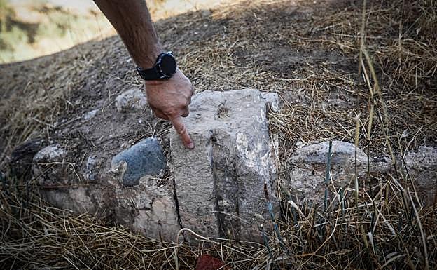 Marca en la roca de una compuerta que permitía el paso del agua para regar los campos aledaños. 