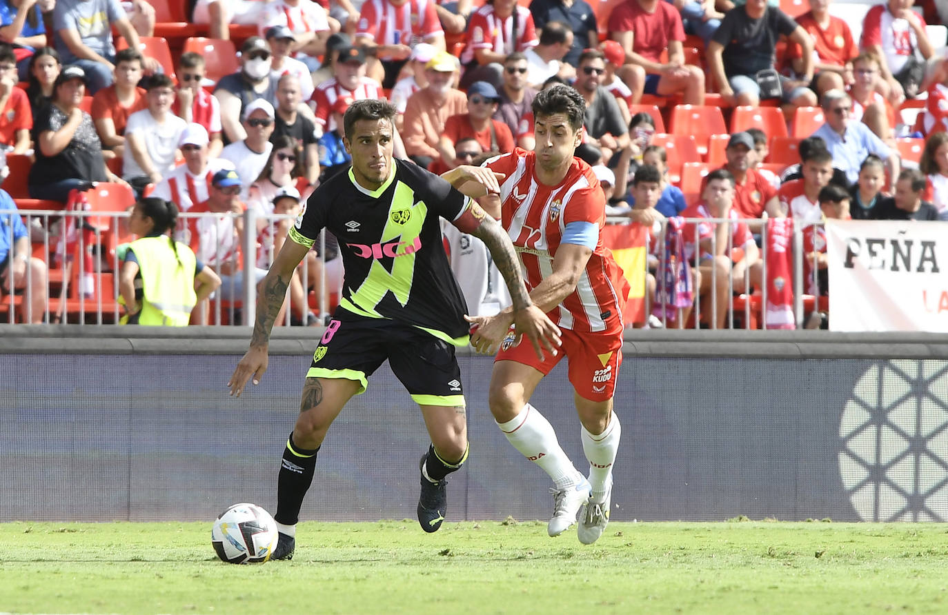 Óscar Trejo conduce perseguido por un colosal César de la Hoz. 