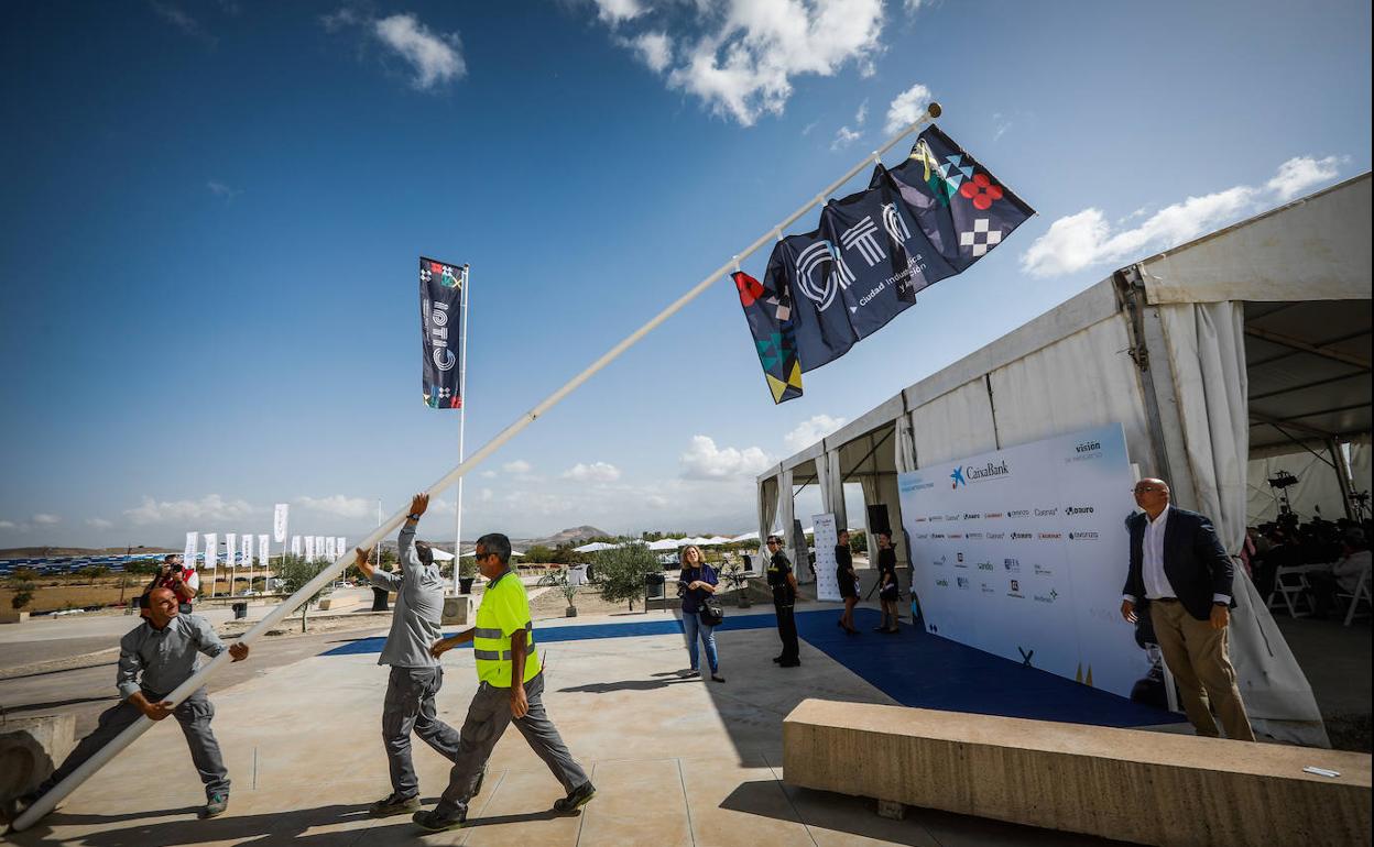 Operarios colocan banderolas con la nueva imagen corporativa del parque de Escúzar, ahora Citai. 