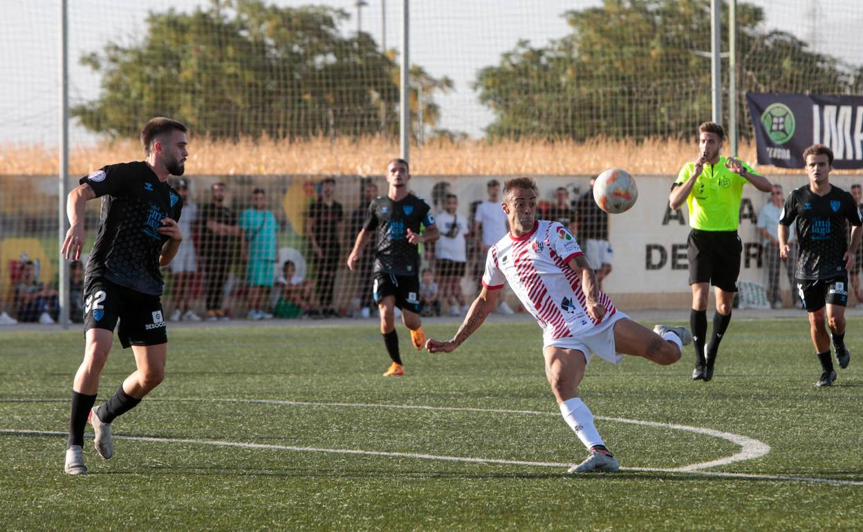 Momento en que Dani Benítez engancha una volea a portería. 